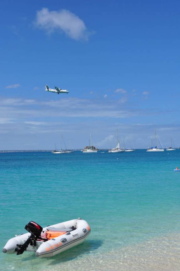 Avião se prepara para pousar no aeroporto em Grand Case, em Saint Martin